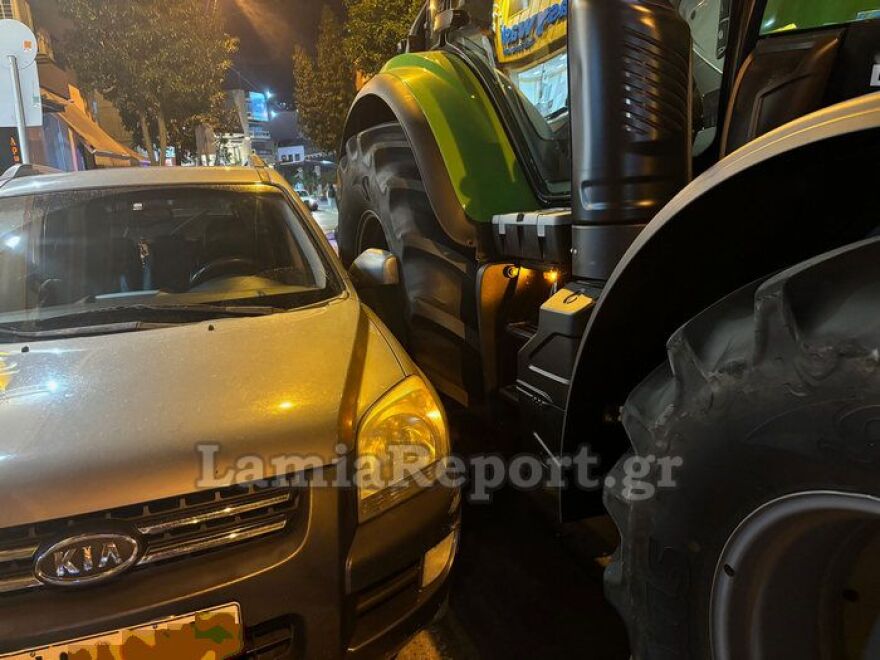 Λαμία: Τρελή πορεία τρακτέρ στο κέντρο που πέρασε ξυστά από ταξί, ξήλωσε καθρέφτες και σφήνωσε - Βίντεο και φωτογραφίες