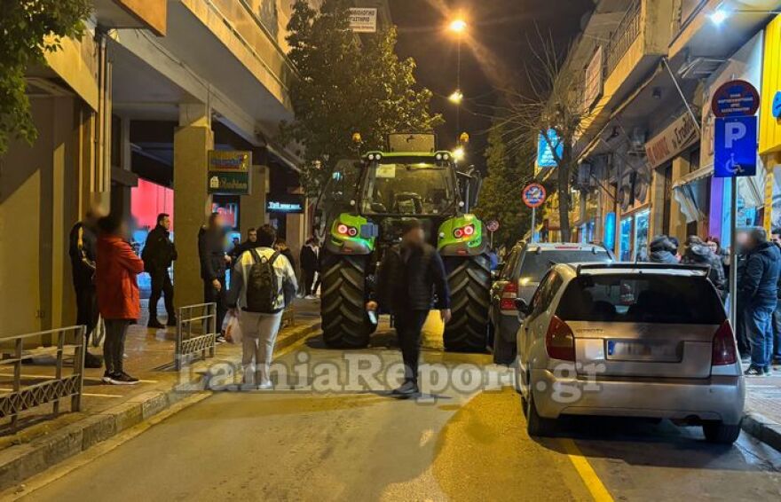Λαμία: Τρελή πορεία τρακτέρ στο κέντρο που πέρασε ξυστά από ταξί, ξήλωσε καθρέφτες και σφήνωσε - Βίντεο και φωτογραφίες