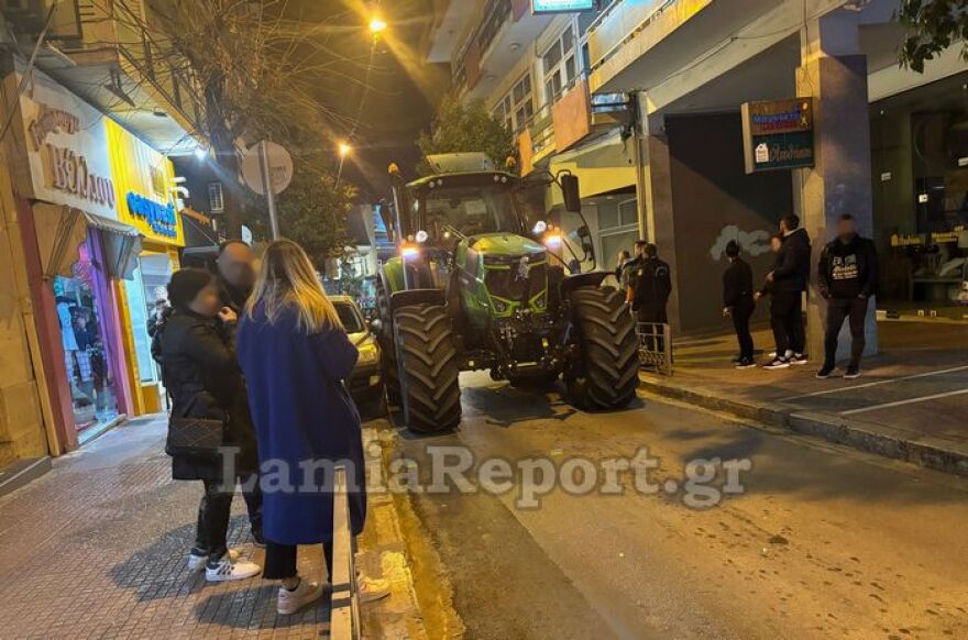 Λαμία: Τρελή πορεία τρακτέρ στο κέντρο που πέρασε ξυστά από ταξί, ξήλωσε καθρέφτες και σφήνωσε - Βίντεο και φωτογραφίες