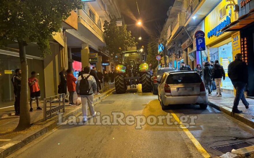 Λαμία: Τρελή πορεία τρακτέρ στο κέντρο που πέρασε ξυστά από ταξί, ξήλωσε καθρέφτες και σφήνωσε - Βίντεο και φωτογραφίες