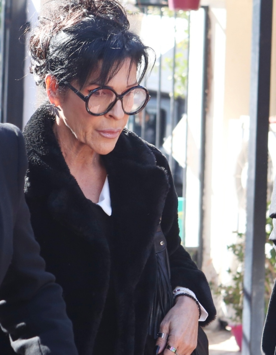 Άντζελα Δημητρίου: Υποβασταζόμενη από την κόρη της στην κηδεία της μητέρας της - Δείτε βίντεο