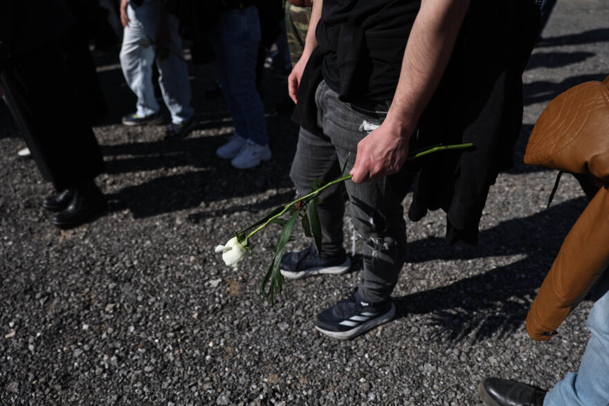 Τραγωδία στα Τέμπη: Τελέστηκε το ετήσιο μνημόσυνο για τα θύματα του δυστυχήματος