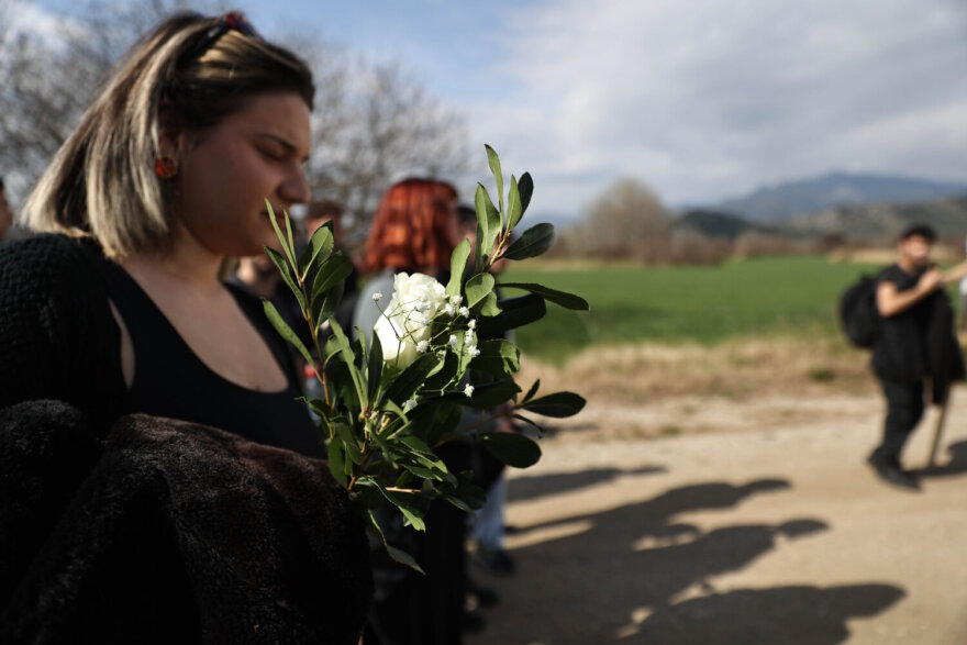 Τραγωδία στα Τέμπη: Τελέστηκε το ετήσιο μνημόσυνο για τα θύματα του δυστυχήματος