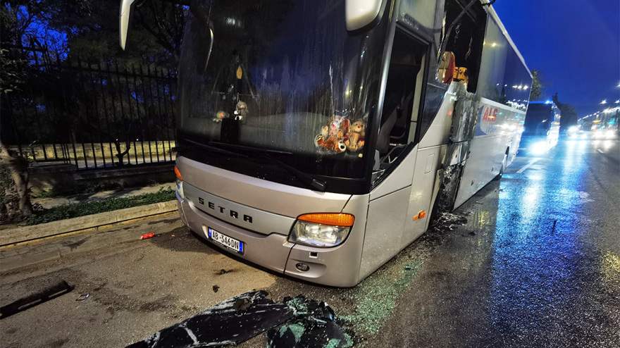 Γεωπονική: Πεδίο μάχης έγινε η Λεωφόρος Αθηνών - Έκαψαν δύο λεωφορεία και πέταγαν πέτρες σε ΙΧ