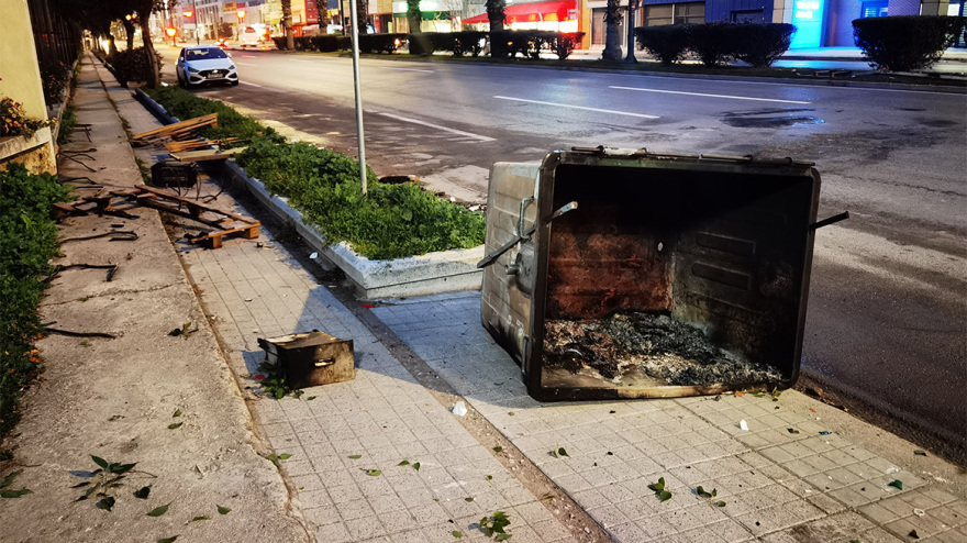 Γεωπονική: Πεδίο μάχης έγινε η Λεωφόρος Αθηνών - Έκαψαν δύο λεωφορεία και πέταγαν πέτρες σε ΙΧ