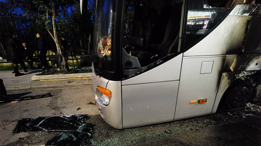 Γεωπονική: Πεδίο μάχης έγινε η Λεωφόρος Αθηνών - Έκαψαν δύο λεωφορεία και πέταγαν πέτρες σε ΙΧ