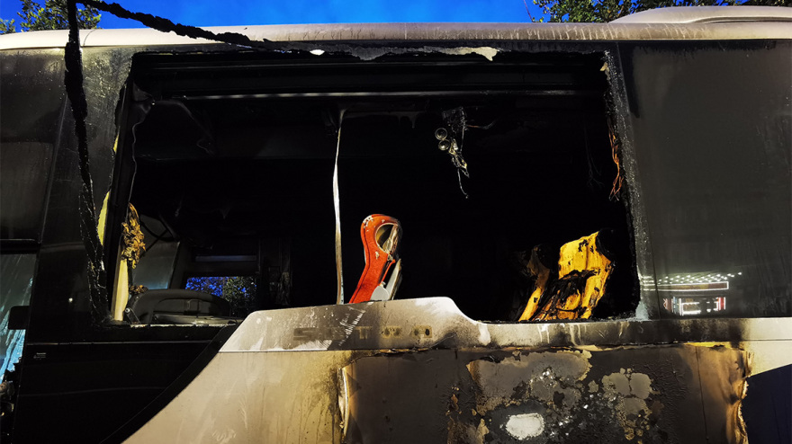 Γεωπονική: Πεδίο μάχης έγινε η Λεωφόρος Αθηνών - Έκαψαν δύο λεωφορεία και πέταγαν πέτρες σε ΙΧ