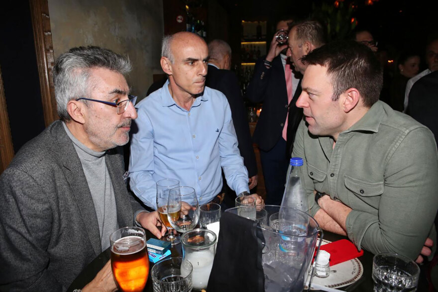 Ο Κασσελάκης γλέντησε την παραμονή του στην αρχηγία στο Kuko's Bar - Βίντεο και φωτογραφίες