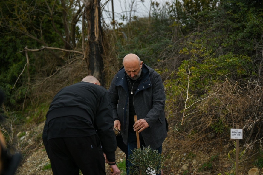 Τέμπη: Βαριά ατμόσφαιρα και δάκρυα από τους συγγενείς στο τρισάγιο για τα θύματα της τραγωδίας