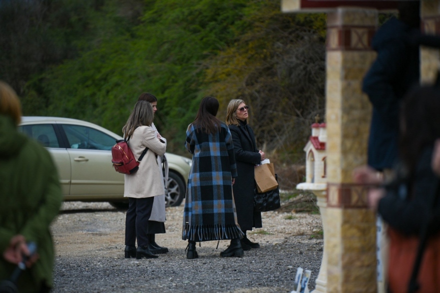 Τέμπη: Βαριά ατμόσφαιρα και δάκρυα από τους συγγενείς στο τρισάγιο για τα θύματα της τραγωδίας