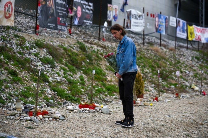 Τέμπη: Βαριά ατμόσφαιρα και δάκρυα από τους συγγενείς στο τρισάγιο για τα θύματα της τραγωδίας