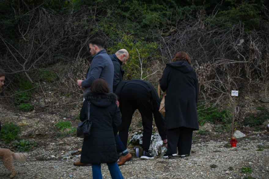 Τέμπη: Βαριά ατμόσφαιρα και δάκρυα από τους συγγενείς στο τρισάγιο για τα θύματα της τραγωδίας