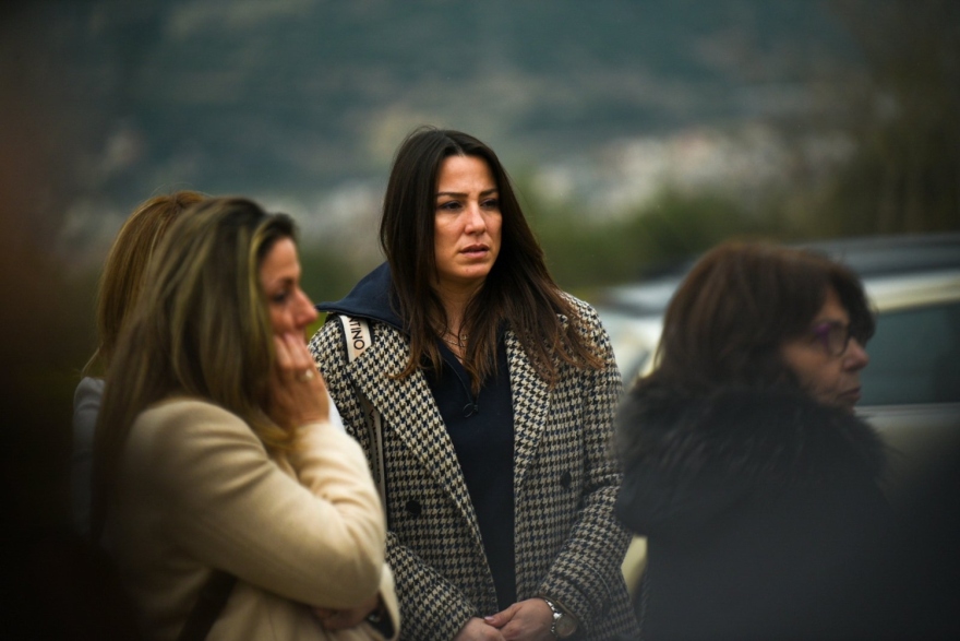 Τέμπη: Βαριά ατμόσφαιρα και δάκρυα από τους συγγενείς στο τρισάγιο για τα θύματα της τραγωδίας