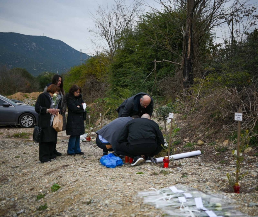 Τέμπη: Βαριά ατμόσφαιρα και δάκρυα από τους συγγενείς στο τρισάγιο για τα θύματα της τραγωδίας