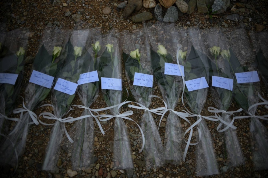 Τέμπη: Βαριά ατμόσφαιρα και δάκρυα από τους συγγενείς στο τρισάγιο για τα θύματα της τραγωδίας