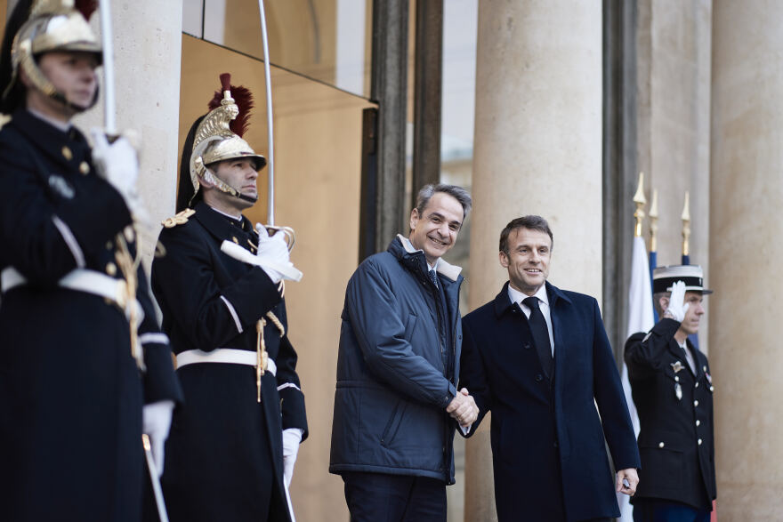 Μητσοτάκης από το Παρίσι: Δεν υπάρχει κανένα ζήτημα αποστολής ευρωπαϊκών δυνάμεων του ΝΑΤΟ εντός της Ουκρανίας