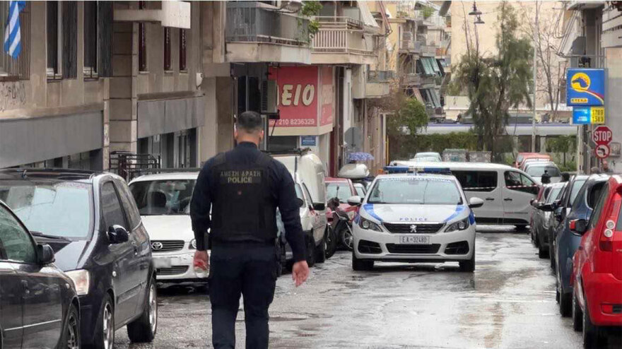 Νεκρός άνδρας σε είσοδο πολυκατοικίας στον Άγιο Παντελεήμονα 