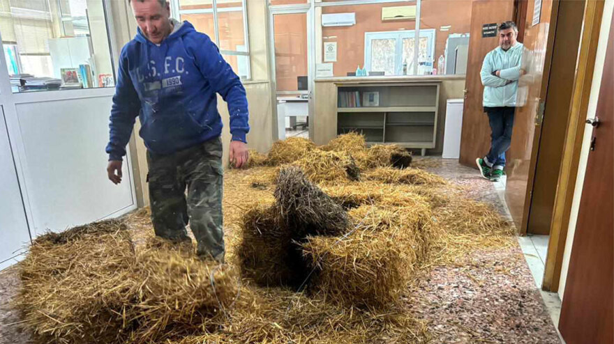 Αγρότες: Άδειασαν σανό στο τελωνείο Λάρισας και συνέχισαν με τα τρακτέρ στην κεντρική πλατεία