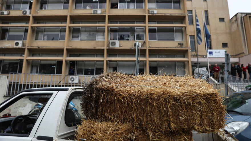 Αγρότες: Άδειασαν σανό στο τελωνείο Λάρισας και συνέχισαν με τα τρακτέρ στην κεντρική πλατεία