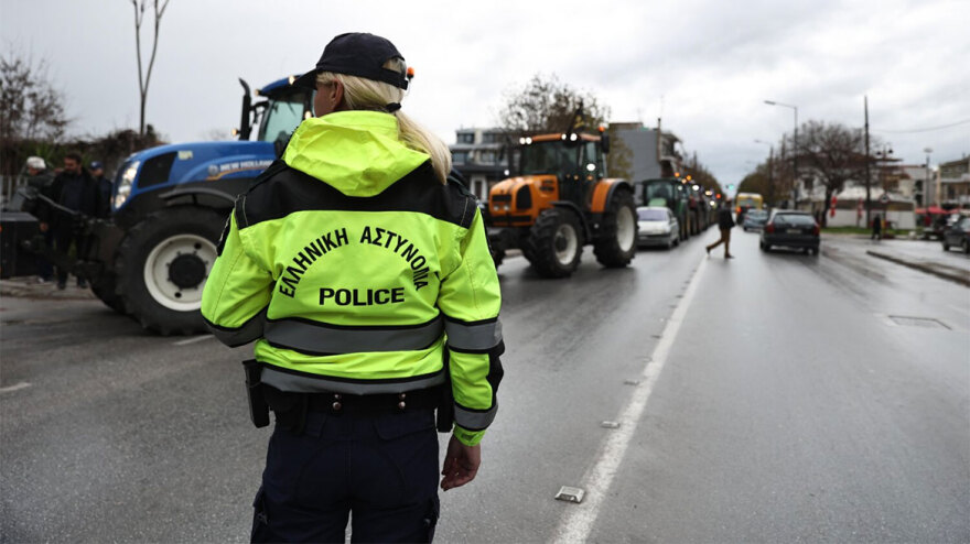 Αγρότες: Άδειασαν σανό στο τελωνείο Λάρισας και συνέχισαν με τα τρακτέρ στην κεντρική πλατεία
