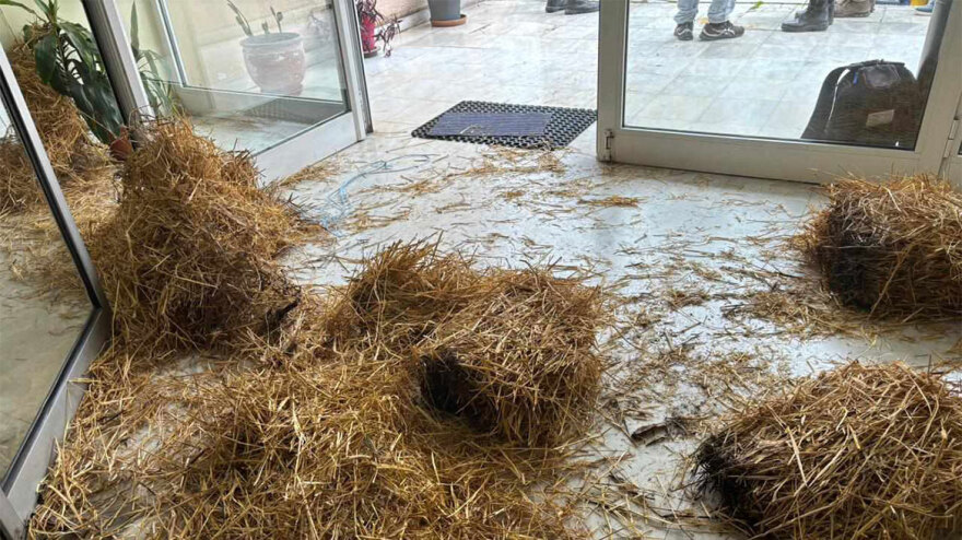 Αγρότες: Άδειασαν σανό στο τελωνείο Λάρισας και συνέχισαν με τα τρακτέρ στην κεντρική πλατεία