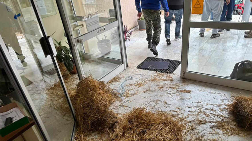 Αγρότες: Άδειασαν σανό στο τελωνείο Λάρισας και συνέχισαν με τα τρακτέρ στην κεντρική πλατεία