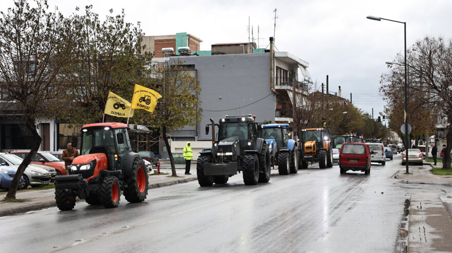 Αγρότες: Άδειασαν σανό στο τελωνείο Λάρισας και συνέχισαν με τα τρακτέρ στην κεντρική πλατεία