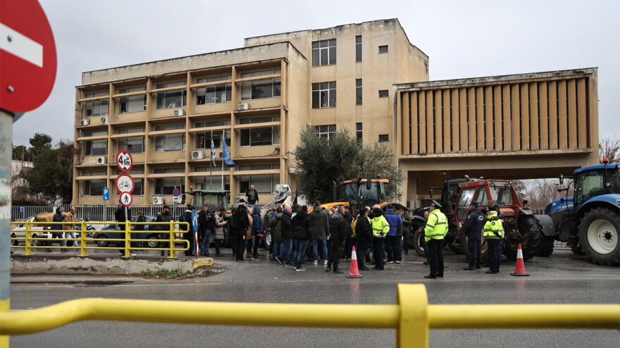 Αγρότες: Άδειασαν σανό στο τελωνείο Λάρισας και συνέχισαν με τα τρακτέρ στην κεντρική πλατεία