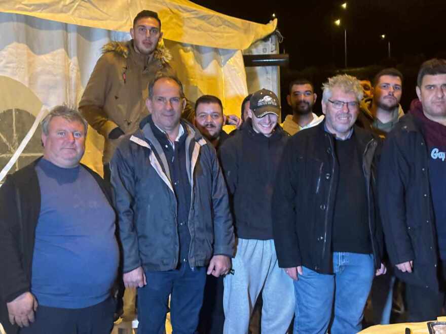 Αγρότες: «Δώσαμε αγώνες και συνεχίζουμε» - Το μήνυμα από την κοπή της πίτας στο μπλόκο Ε65 της Καρδίτσας 