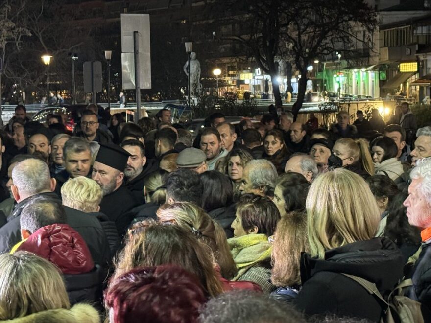 Σύγκρουση τρένων στα Τέμπη: Έναν χρόνο μετά το δυστύχημα με τους  57 νεκρούς, συγκλονίζει η Ντίνα που επέζησε