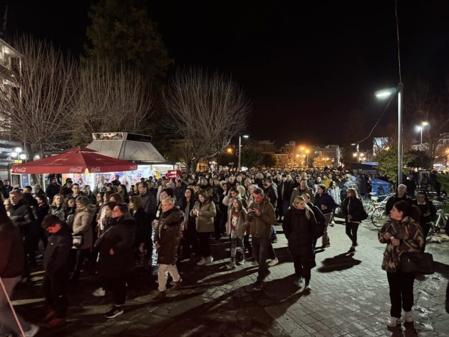 Σύγκρουση τρένων στα Τέμπη: Έναν χρόνο μετά το δυστύχημα με τους  57 νεκρούς, συγκλονίζει η Ντίνα που επέζησε