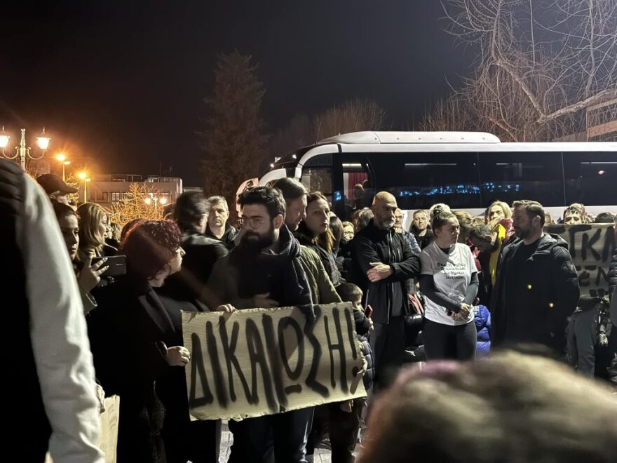 Σύγκρουση τρένων στα Τέμπη: Έναν χρόνο μετά το δυστύχημα με τους  57 νεκρούς, συγκλονίζει η Ντίνα που επέζησε