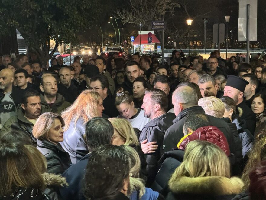 Σύγκρουση τρένων στα Τέμπη: Έναν χρόνο μετά το δυστύχημα με τους  57 νεκρούς, συγκλονίζει η Ντίνα που επέζησε