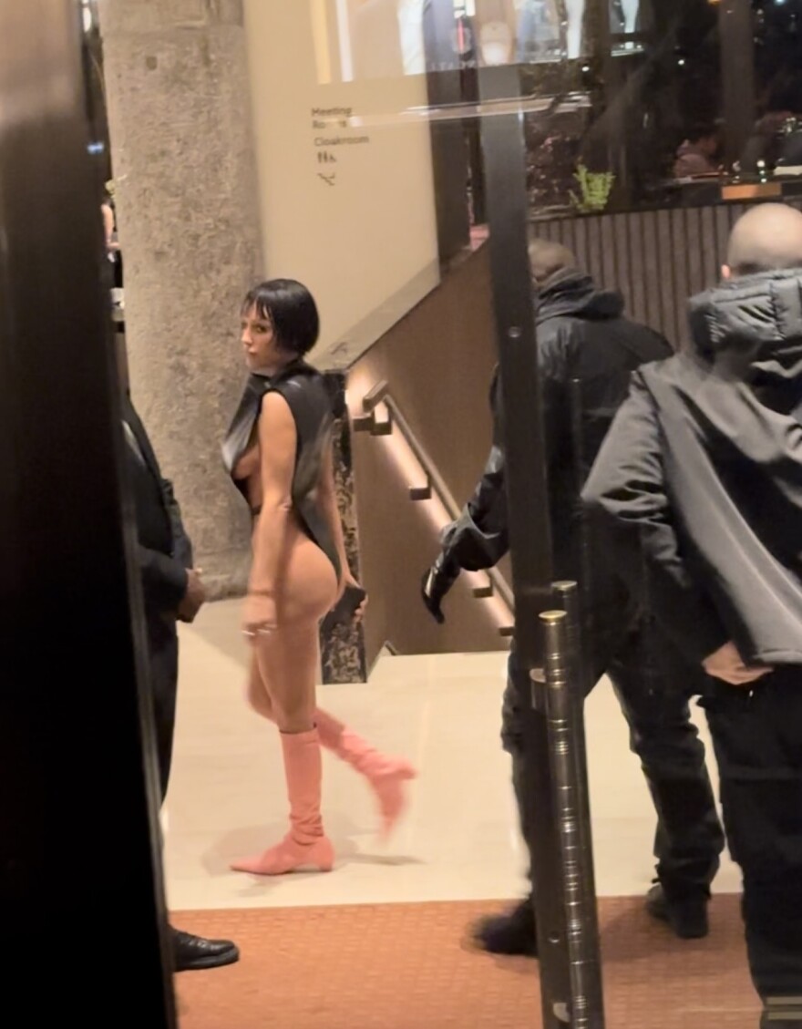 Μπιάνκα Σένσορι: Σόκαρε τους πάντες με την εμφάνισή της στο Μιλάνο - Δείτε τις φωτογραφίες