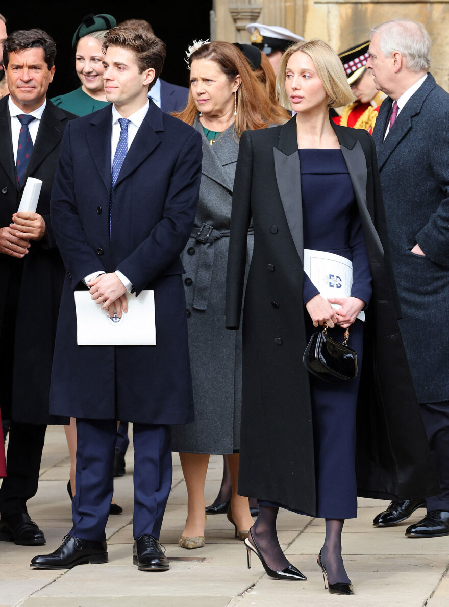 Κωνσταντίνος: Οι γαλαζοαίματοι τίμησαν τη μνήμη του - Η οικοδέσποινα Καμίλα, το μπορντό της Μαρί Σαντάλ, αγκαζέ Φελίπε και Λετίθια 