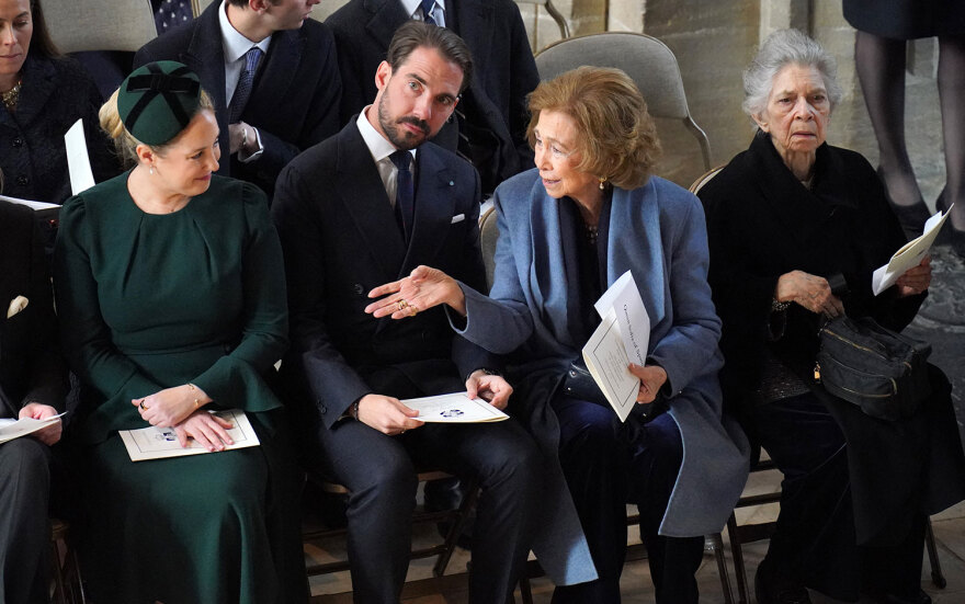 Κωνσταντίνος: Οι γαλαζοαίματοι τίμησαν τη μνήμη του - Η οικοδέσποινα Καμίλα, το μπορντό της Μαρί Σαντάλ, αγκαζέ Φελίπε και Λετίθια 