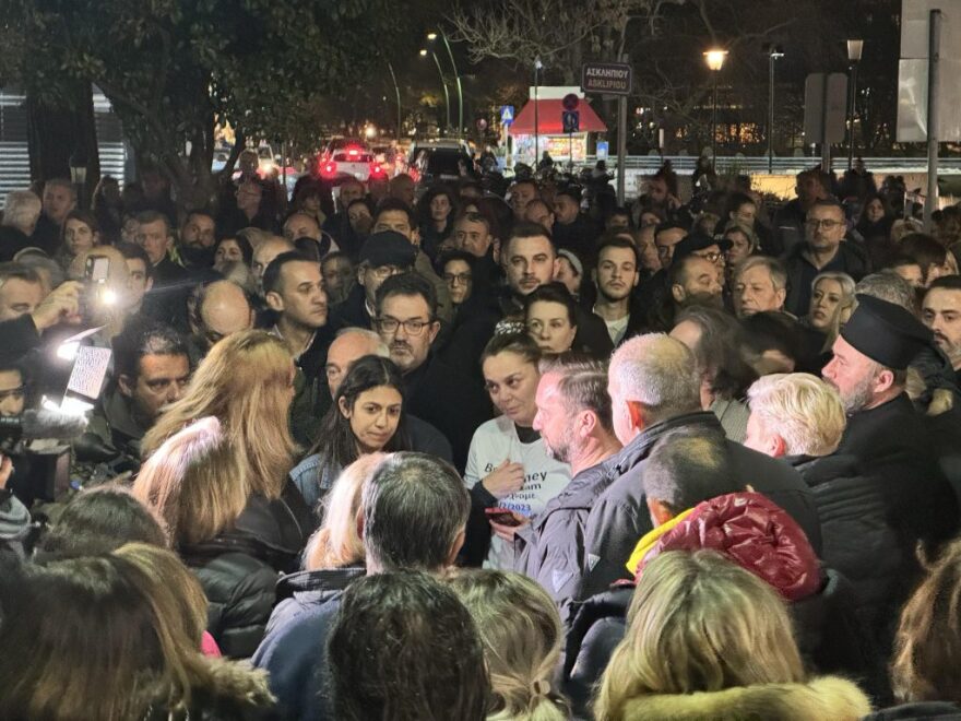 Σύγκρουση τρένων στα Τέμπη: Έναν χρόνο μετά το δυστύχημα με τους  57 νεκρούς, συγκλονίζει η Ντίνα που επέζησε