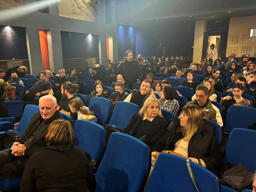 Καρδίτσα: «Μαμά θα αργήσω» - Τα συγκινητικά λόγια συγγενών των θυμάτων σε εκδήλωση μνήμης για την τραγωδία στα Τέμπη