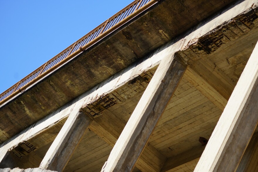 Καρύταινα: Κίνδυνος κατάρρευσης για τη «νέα γέφυρα» και τη βυζαντινή με το εκκλησάκι 