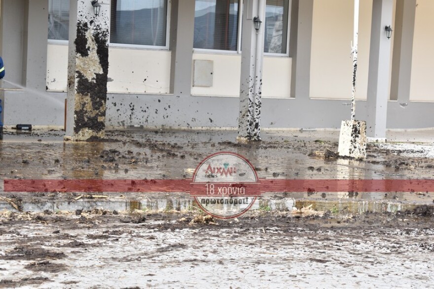 Μεσολόγγι: Αγρότες διαμαρτυρήθηκαν ρίχνοντας κοπριά - Δείτε βίντεο και φωτογραφίες