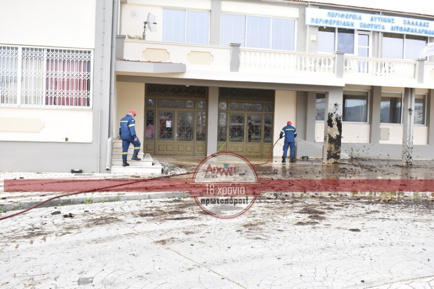 Μεσολόγγι: Αγρότες διαμαρτυρήθηκαν ρίχνοντας κοπριά - Δείτε βίντεο και φωτογραφίες