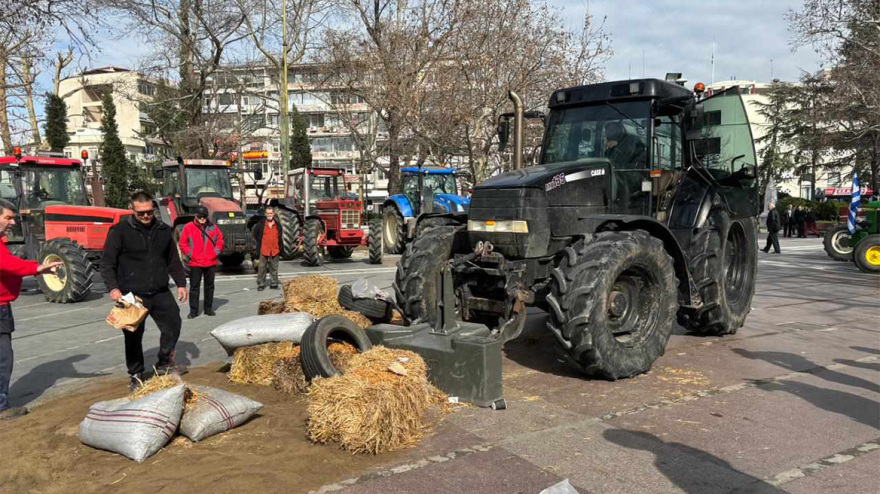 Λάρισα: Έκαψαν άχυρα και λάστιχα οι αγρότες στην κεντρική πλατεία - Δείτε βίντεο και φωτογραφίες