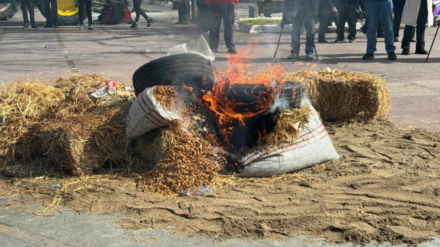 Λάρισα: Έκαψαν άχυρα και λάστιχα οι αγρότες στην κεντρική πλατεία - Δείτε βίντεο και φωτογραφίες