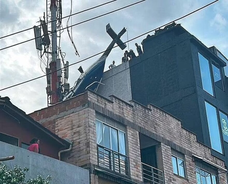 Κολομβία: Ελικόπτερο γλίτωσε από συντριβή γιατί κρεμάστηκε από ταράτσα