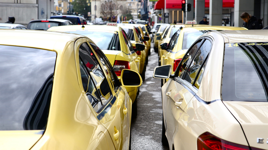 Απεργία: Χωρίς ταξί για 48 ώρες - Αποχώρησαν οι οδηγοί ταξί από το υπουργείο Μεταφορών - Άκαρπη η συνάντηση με την υφυπουργό