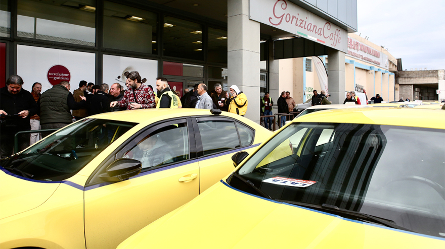 Απεργία: Χωρίς ταξί για 48 ώρες - Αποχώρησαν οι οδηγοί ταξί από το υπουργείο Μεταφορών - Άκαρπη η συνάντηση με την υφυπουργό