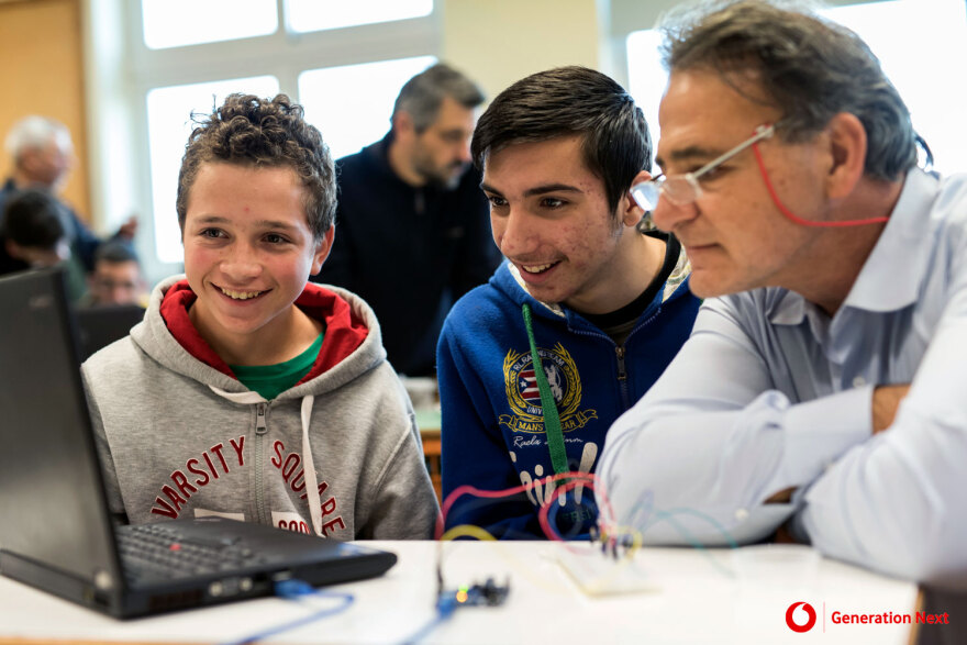 Μαθητές και εκπαιδευτικοί διασχίζουν την πύλη της Τεχνητής Νοημοσύνης με πλοηγό το Generation Next