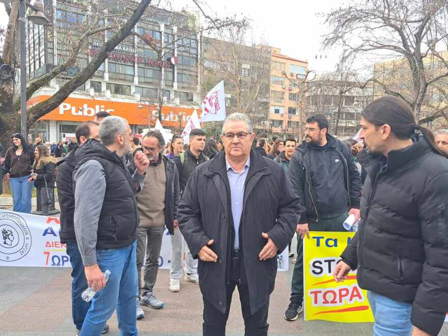 Λάρισα: Παρουσία Κουτσούμπα το πολυπληθές συλλαλητήριο για την επέτειο του δυστυχήματος στα Τέμπη