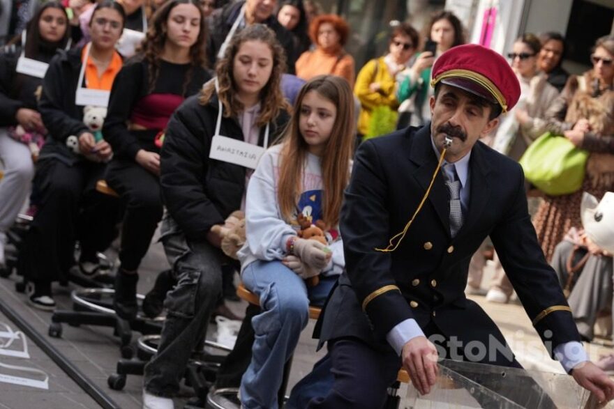 Τραγωδία στα Τέμπη: Το «τρένο του θανάτου» έγινε δρώμενο στην αγορά της Μυτιλήνης 