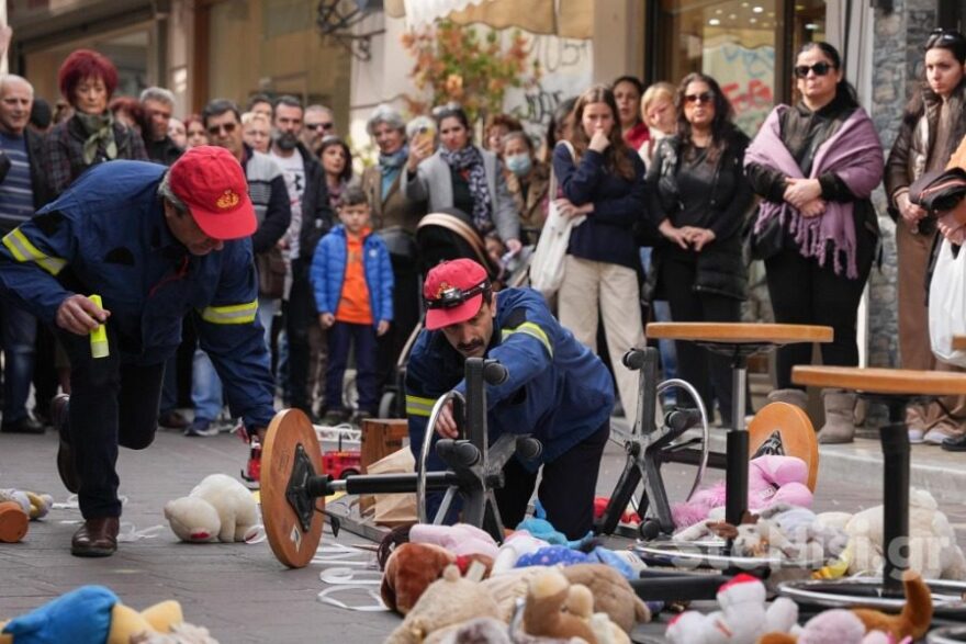 Τραγωδία στα Τέμπη: Το «τρένο του θανάτου» έγινε δρώμενο στην αγορά της Μυτιλήνης 